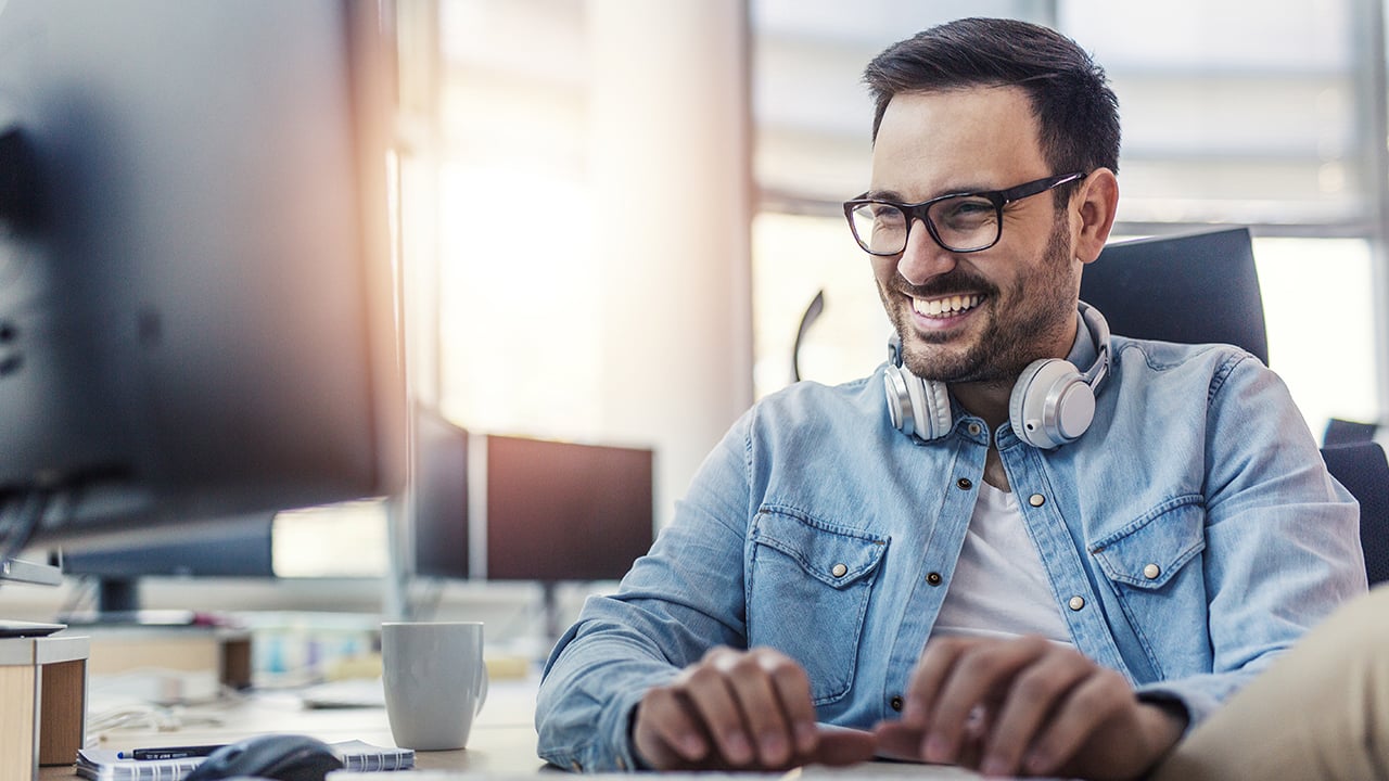 posting-blogs-helps-your-seo-rankings-happy-guy